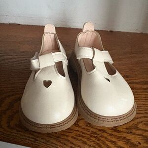 Fashion Cream Dress Shoes with Heart Cutout Mary‎ Jane Size 5 Like New